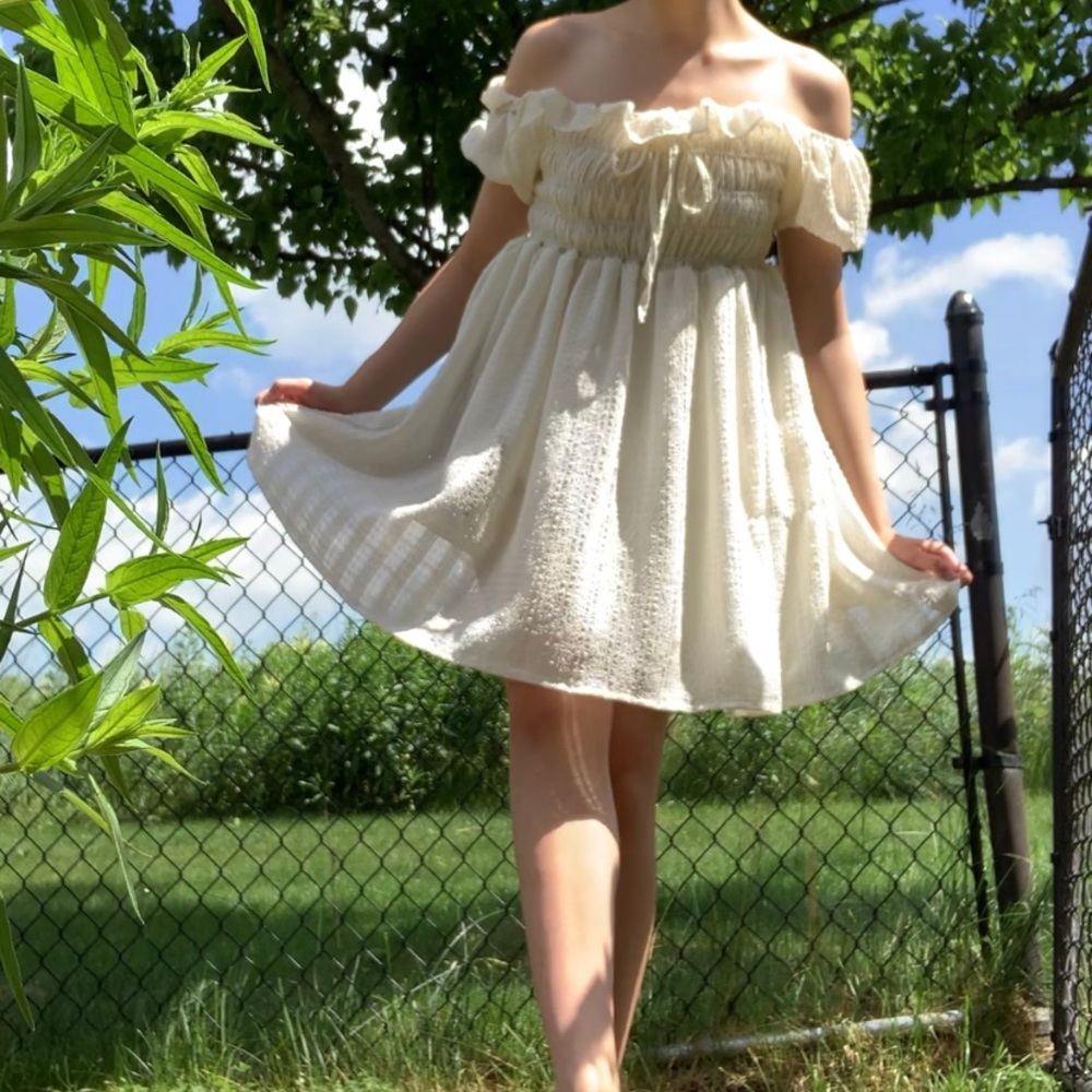 Puffy white dress 🤍